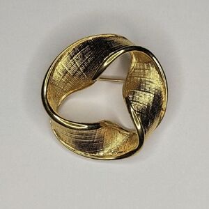 Napier Vintage Golden Tone Brooch Three Sided Twisted Wreath 1.5" Textured Metal